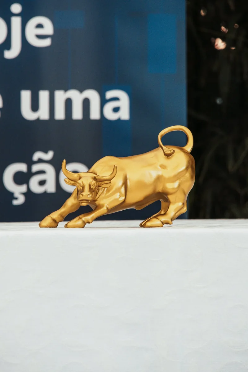 Escultura dourada de um touro, símbolo dos mercados financeiros.